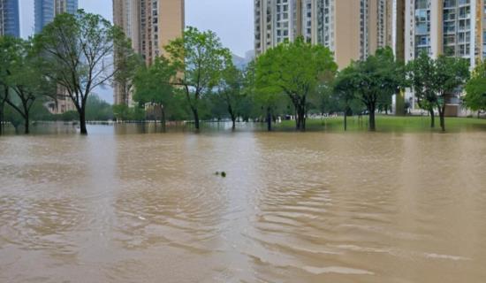 城市雨季居民區(qū)積水內(nèi)澇深度監(jiān)測站 實時捕捉積水深度變化